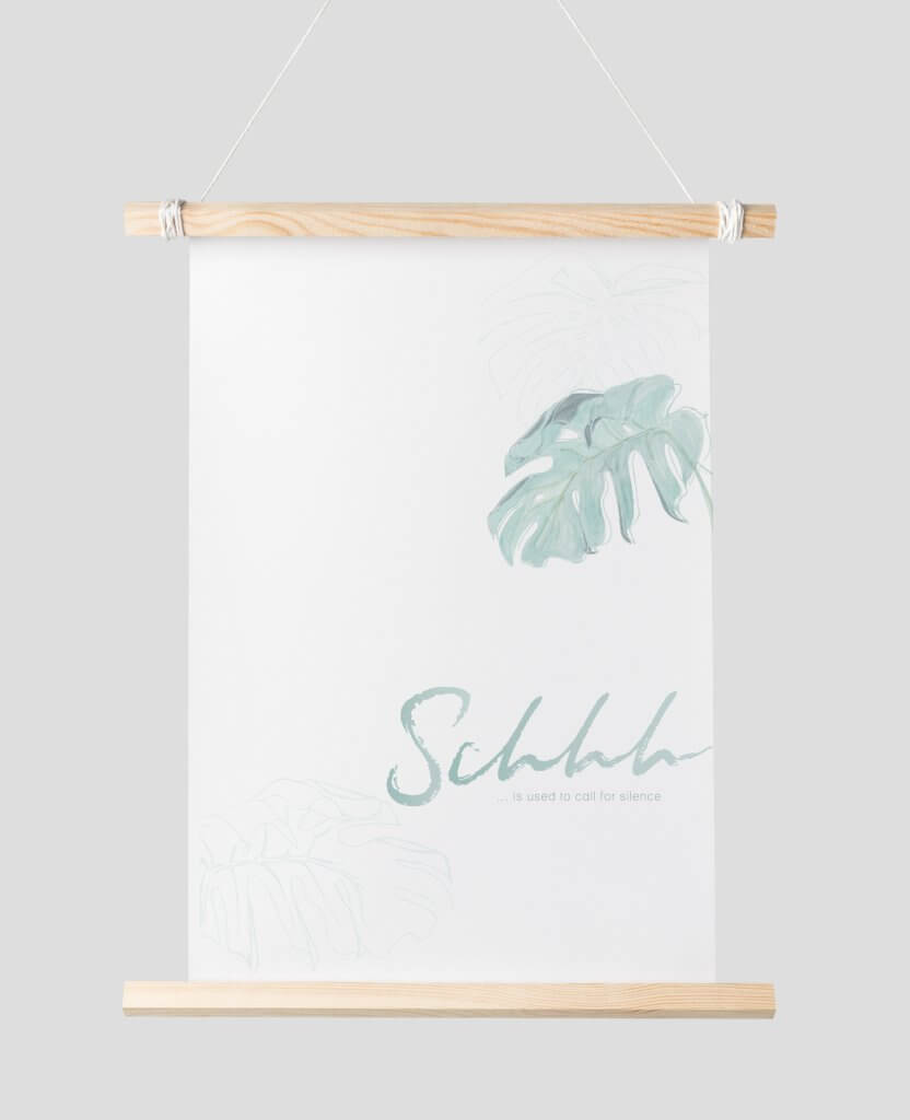 Poster mit Spruch auf Holzschiene