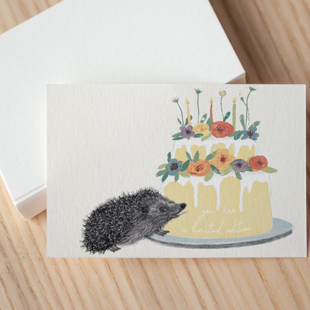 Karte mit Igel der von einer Geburtstagtorte nascht.