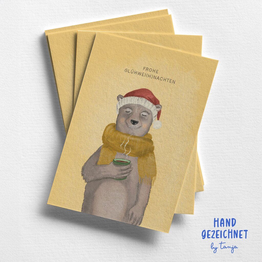 Bär mit Weihnachtsmütze trinkt Glühwein, Postkarte Weihnachten gelb