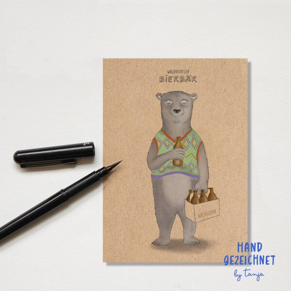 Postkarte aus Graspapier mit gezeichnetem Bär der Bier trinkt.