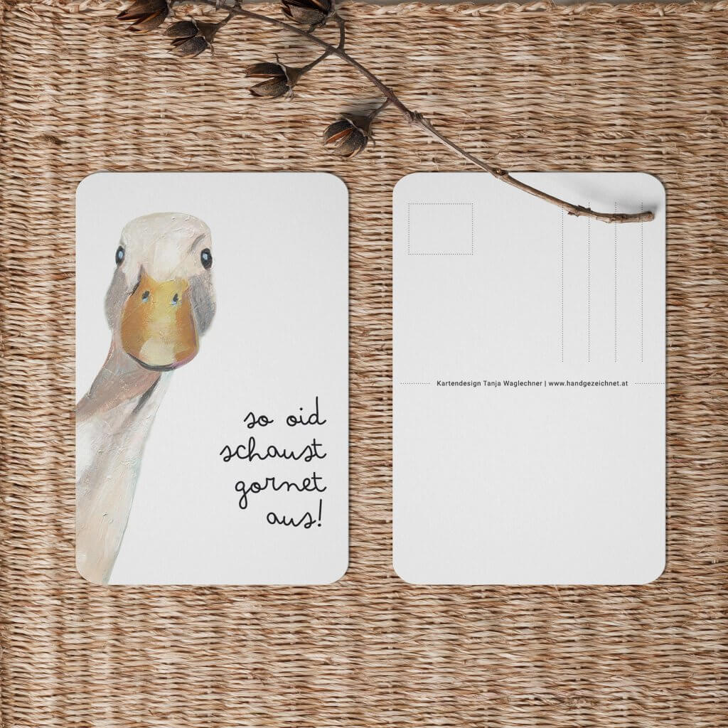 Postkarte mit Spruch "so alt siehst du garnicht aus" im Dialekt "so oid schaust gornet aus! und einer Gans mit lustigem Blick.