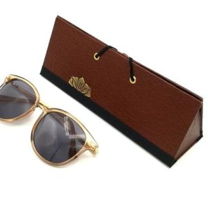 Dreieckiges Brillenetui aus Reader’s Digest – braun