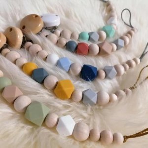 Schnullerkette mit Silikonperlen und Naturholz