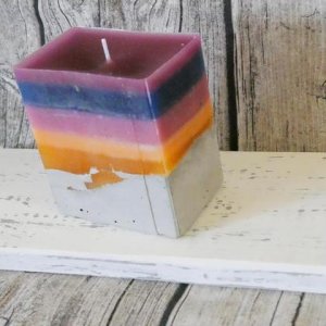 Kerze auf Betonsockel „Violetttöne 3“