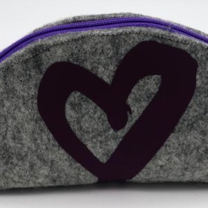 Filztasche halbrund, lilanes Herz