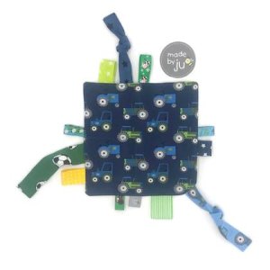 SPIELTUCH (mit KNISTERTEIL und vielen ETIKETTEN) – Traktor dunkelblau