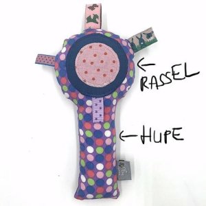 Quietsche- RASSEL mit Etiketten – Bunte Punkte lila/rosa
