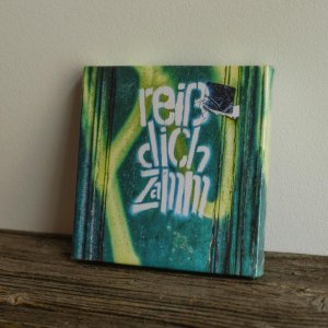 Foto auf Leinwand: Graffito „Reiss dich zamm“