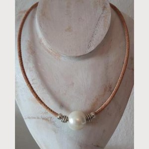 Halskette aus Kork – mit großer Perle