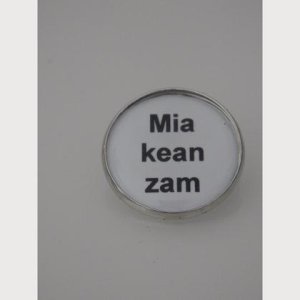 Sprüche – Brosche  „Mia kean zam“