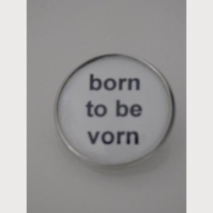Sprüche – Brosche  „born to be vorn“