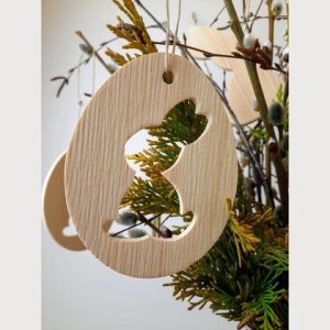 Osterhase im Ei ausgeschnitten Zirbenholz