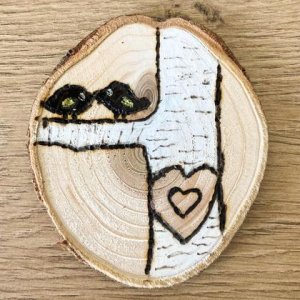 Frühlingshafte verzierte Astscheibe mit Vögeln