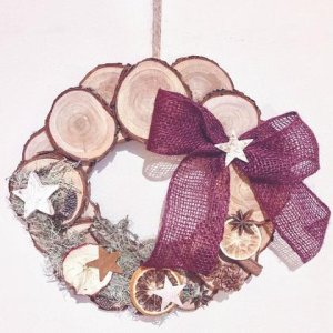 Weihnachtlicher Türkranz aus Holzscheiben