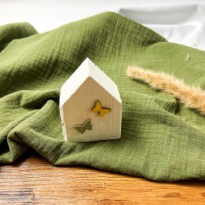 Frühlingshaftes Holzhäuschen mit Schmetterlingen – klein