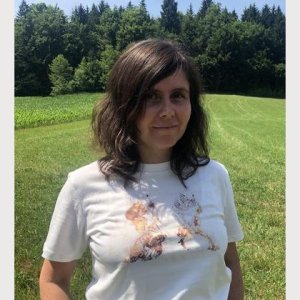 T-Shirt mit Eco Print Motiv Brombeerblatt & Zwiebelschale