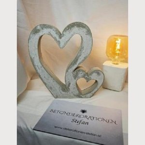 Abstraktes Doppelherz aus Beton