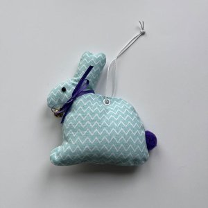 Osterdeko Hase aus Stoff – hellgrün mit Zickzackmuster