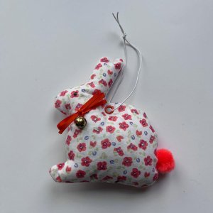 Osterdeko Hase aus Stoff – weiß mit kleinen Blümchen