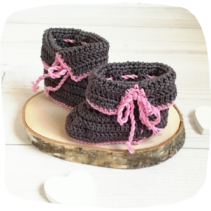 Babyschuhe gehäkelt anthrazit – rosa 0-3 Monate