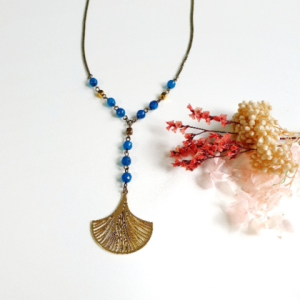 handgemachte lange Halskette mit blauen Perlen und Ginko Anhänger