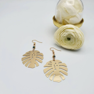 große goldene Hängeohrringe mit Monstera Blatt