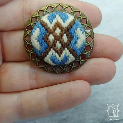 blau-weiße Brosche mit Zählmuster "Bayernliebe"