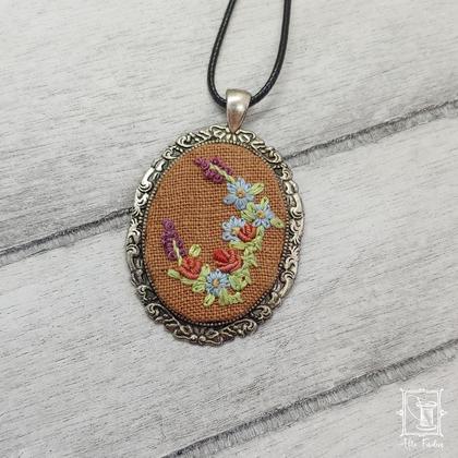 handgestickter Anhänger mit zartem Blumen-Bouquet