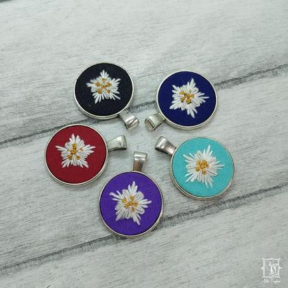kleiner handgestickter Anhänger mit Edelweiß-Blüte