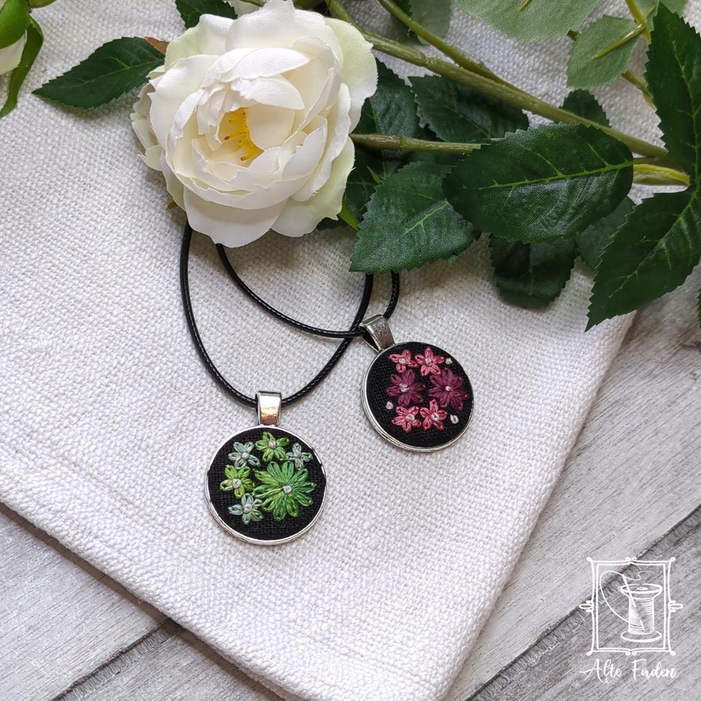 schwarzer handgestickter Schmuck-Anhänger mit Blümchen / 2