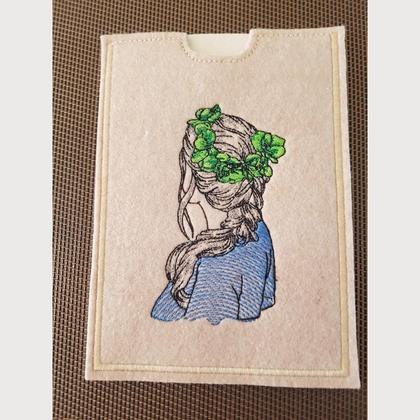 Frau bestickte handmade Impfpasshülle aus Filz