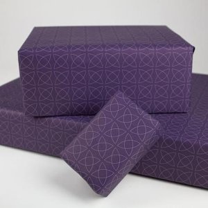 gerollt Geschenkpapier Blüte Violett