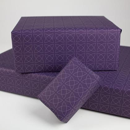 gerollt Geschenkpapier Blüte Violett