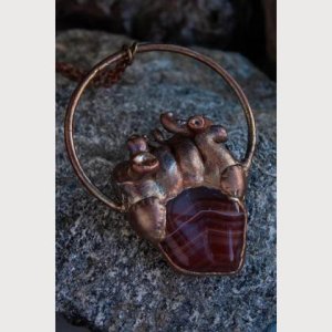 Purified Love – Anatomisches Herz mit rotem Achat Kern – Summer Aura finish 2