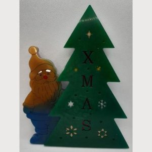 Weihnachtsmann mit Baum beleuchtet