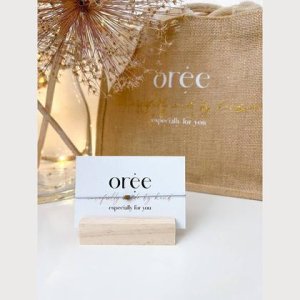 Graues Armband mit Würfel