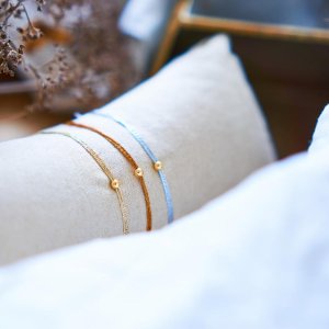 Feines metallicfarbenes Armband mit Goldener Perle