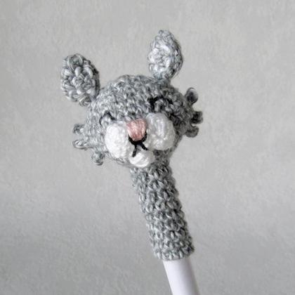 Katze mit Bleistift