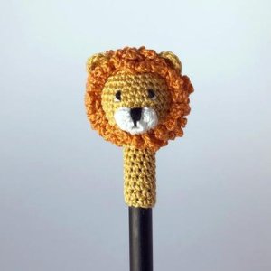 Löwe mit Bleistift, Häkeltier Topper für Stift im Home Office ;)