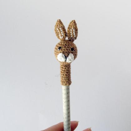 Bleistift mit braunem Hasen Topper und Stift aus Zeitungspapier