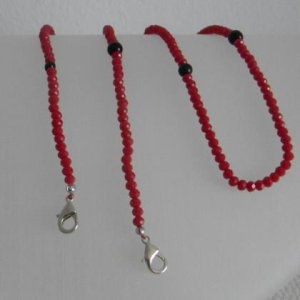 Maskenkette dunkelrot