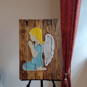 String Art Engel knieend Fadenkunst