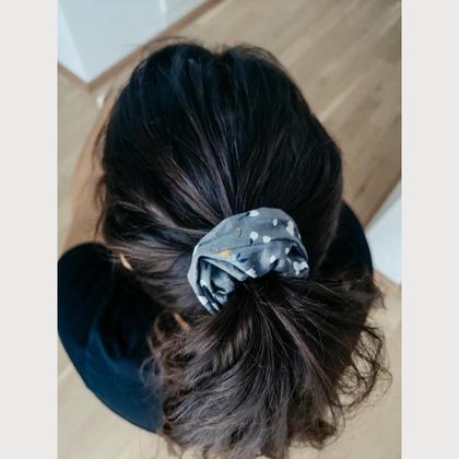 Scrunchie Blume Grau Haargummi