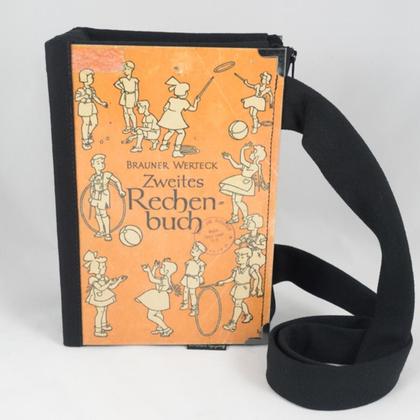 Tasche aus einem Schulbuch "Zweites Rechenbuch"