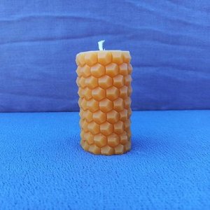 Bienenwachskerze mit Warbenmotiv