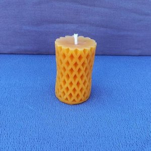 Bienenwachskerze mit Zickzackmust