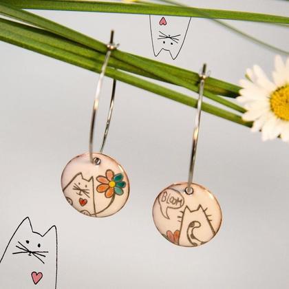 Creolen Ohrringe "Bloom" mit Katzen aus Emaille