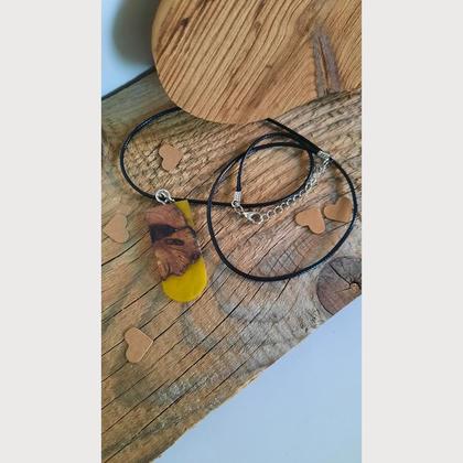 Kette mit Holz und Epoxidharz