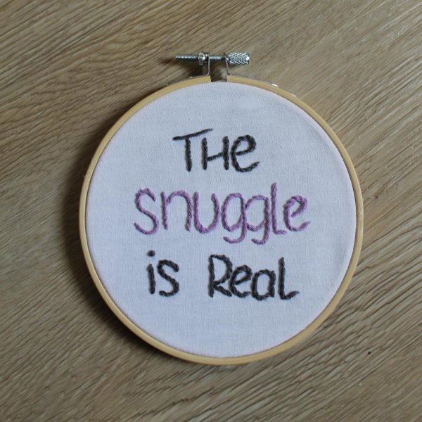 Stickrahmen "The snuggle is real" - Image 3