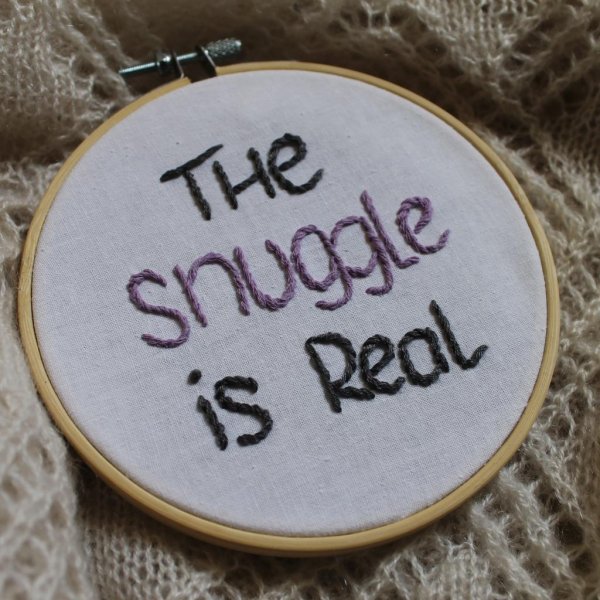 Stickrahmen "The snuggle is real" - Image 2